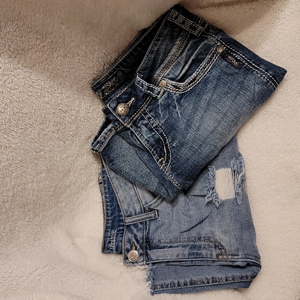 2 Pair Ladies Denim Shorts 1Pr SILVER JEANS CO, 1Pr WILD FABLE Sz 28